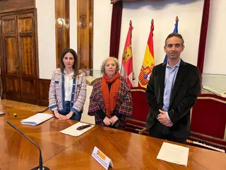 Encarnación Pérez, subdelegada del Gobierno, acompañada por la secretaria general, Miriam Vicente y el vicesecretario general Óscar Prieto. Foto S24H