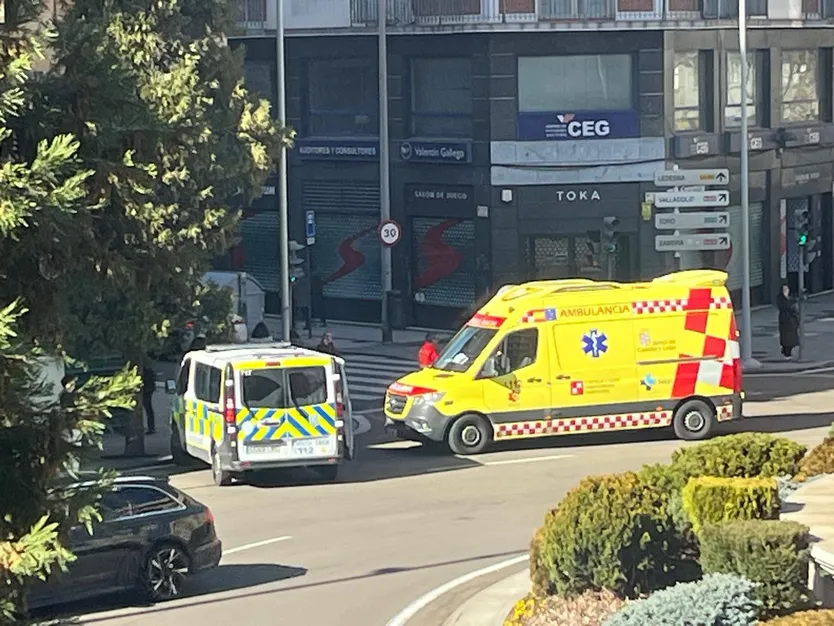 Herido un joven tras chocar su patinete contra un turismo en la rotonda de la Puerta de Zamora