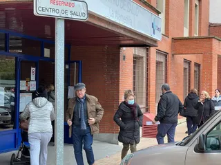 Gente a las puertas de los Centros de Salud en Salamanca con la mascarilla, tras su uso obligatorio desde este miércoles. Fotos S24H