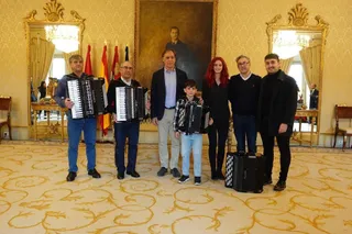 El alcalde recibe a alumnos y profesores de acordeón de la Escuela Municipal de Música