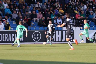Ramiro Mayor conduce el balón ante la Cultural | FOTO ANDREA MATEOS