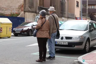 Mayores paseando coronavirus (1)