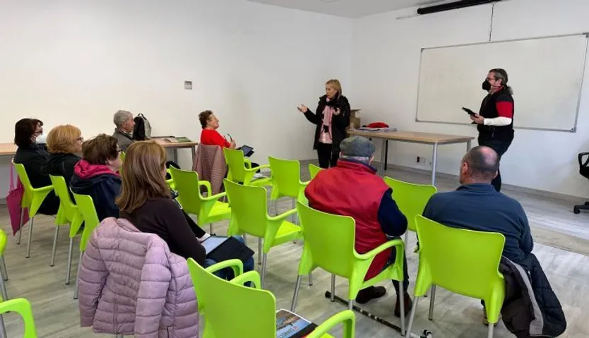 Villagonzalo conecta entrega tablets a los mayores (1)
