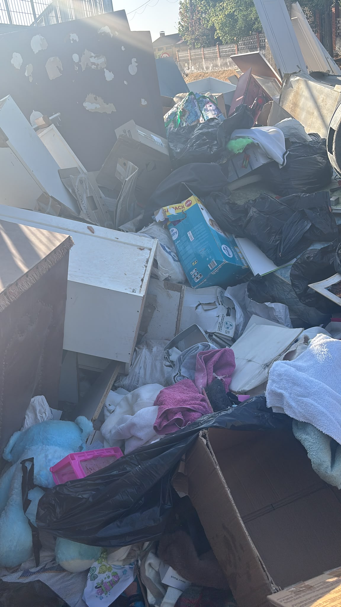 Basura a La Puerta Del P Unto Limpio De Las Torres 2