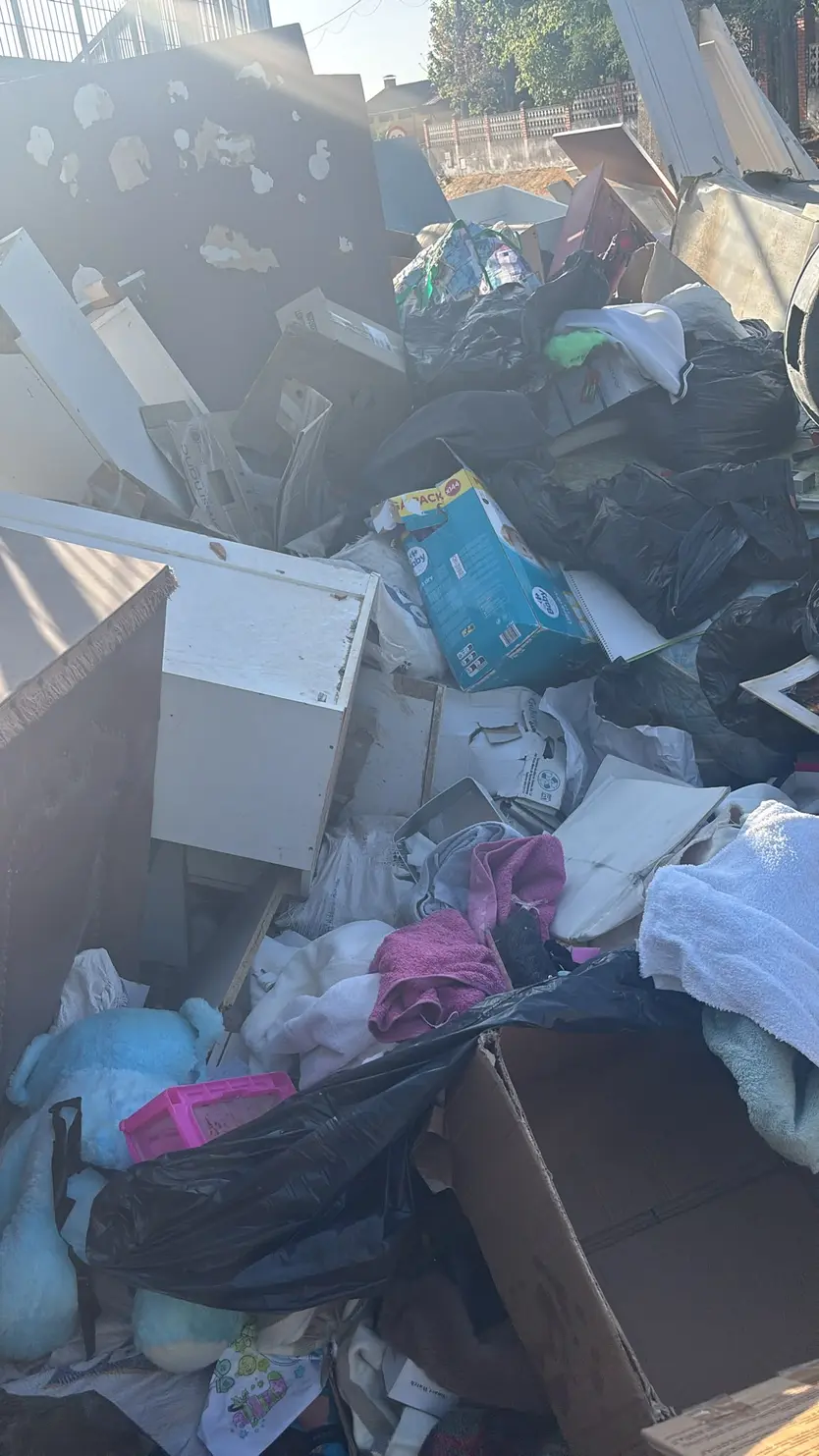 Basura a La Puerta Del P Unto Limpio De Las Torres 2