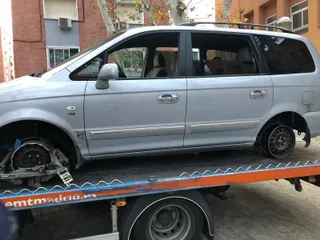 Coche sin neumáticos con el que circulaba un conductor por la M-40