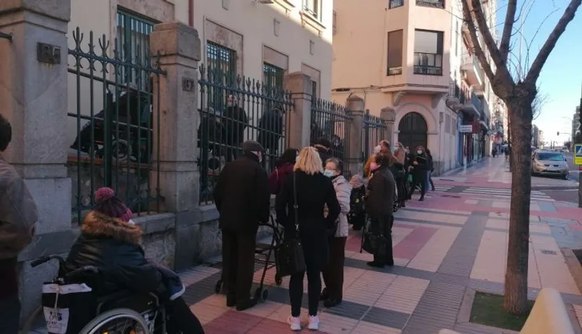 Colas para vacunarse en el centro de día del Paseo de la Estación