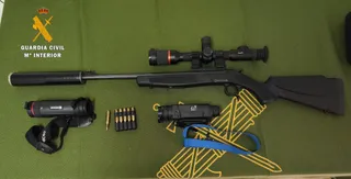 Armas incautadas a tres cazadores furtivos localizados en el término municipal de El Sahugo. Foto Guardia Civil