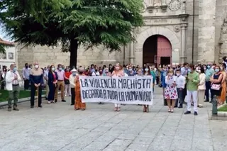 Fieles de la parroquia de Peñaranda se concentraron contra la violencia de género tras la Misa de la una de la tarde