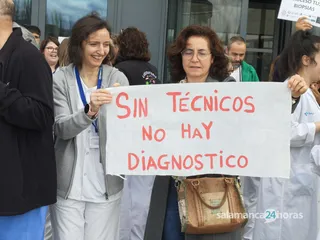 Protestas de los Técnicos Superiores Sanitarios a las puertas del hospital de Salamanca