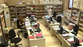 Hombre y mujer en una oficina
