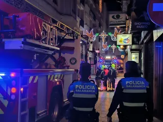 Incendio de un cuadro eléctrico de un restaurante en calle Prior. Fotos S24H (1)