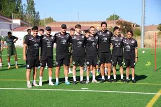 Imagen del cuerpo técnico de Unionistas en el primer entrenamiento de pretemporada | Andrea