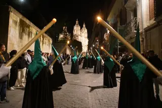 Las imágenes de la emotiva procesión de la Dominicana sin el Cristo de la Buena Muerte | Fotografía Juanes