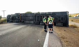 Cortada la A 62 por la salida de vía de un camión a la altura del polígono Las Viñas en Ciudad Rodrigo | Vicente | ICAL