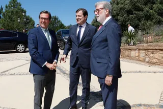 El presidente de la Junta, Alfonso FernÃ¡ndez Mañueco; el presidente de CEOE, Antonio Garamendi y El presidente de CEOE Castilla y León, Santiago Aparicio participan en el acto de entrega de los Premios CEOE | Concha Ortega (ICAL)