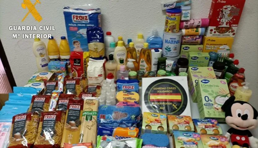 Agentes de la Guardia Civil recogen más de 1.800 kilos de alimentos para el Centro Materno-infantil