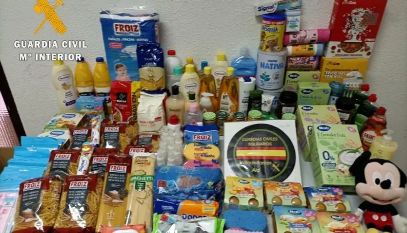 Agentes de la Guardia Civil recogen más de 1.800 kilos de alimentos para el Centro Materno-infantil
