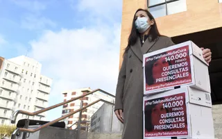 La hermana de una mujer fallecida por cáncer en Burgos, Lydia Sainz Maza, acompañada por su marido, entrega 140.000 firmas recogidas a través de la plataforma Change.org para pedir la vuelta de las