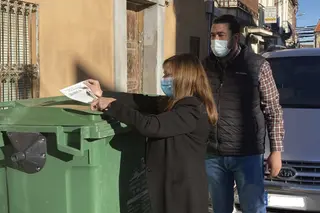 La alcaldesa de Peñaranda, Carmen Ávila, y el concejal de Medio Ambiente, Antonio Poveda junto a uno de los contenedores