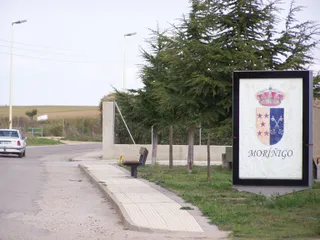 Acceso al municipio de Moríñigo