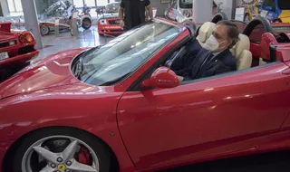 El alcalde de Salamanca, Carlos García Carbayo, en un coche del Museo de la Automoción de Salamanca. Foto: Ical