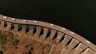 Caravanas a su llegada a la presa de Almendra, de Iberdrola