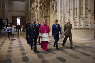 La Guardia Real realiza una ofrenda a la Virgen de la Vega