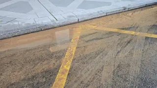 Reventón de una tubería en la avenida de Federico de Anaya