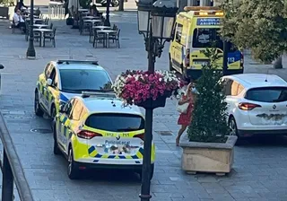 Patrullas de la Policía Local y una ambulancia en la calle Zamora