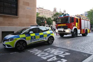 Bomberos y Policía Local en la plaza de los Bandos. Foto de archivo