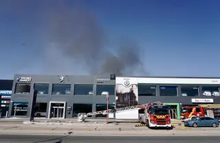 Arde una nave de un concesionario en Zaratán. ICAL