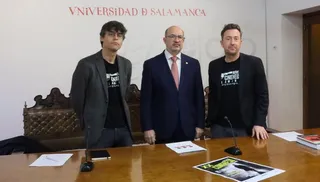 Los profesores de la Facultad de Filología Àlex Martín Escribà y Javier Sánchez Zapateroen la presentación junto con el rector en funciones, David Díez, de la XX edición del Congreso de Novela y Cine Negro