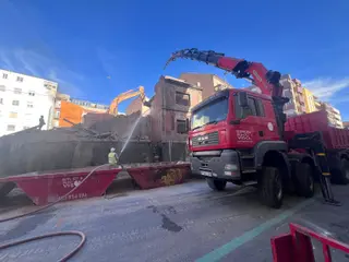Derribo del caserón de la avenida de Italia
