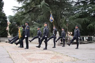 Izado de la bandera de España por el cumplimiento de la Policía Nacional de los 200 años al servicio de España