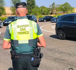 Cortado el acceso al Área de Servicio de La Pedresina tras la salida de vía de un camión que transportaba paja. Guardia Civil de Salamanca