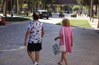Gente paseando por las calles de Salamanca en verano