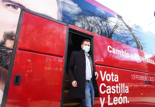 Luis Tudanca bajando del autobús de campaña del PSOE | Agencia ICAL