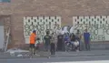 Los vecinos poniendo pancartas en las viviendas. FOTO ASOCIACIÓN DE VECINOS LA ESTACIÓN 