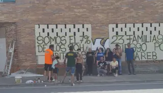 Los vecinos poniendo pancartas en las viviendas. FOTO ASOCIACIÓN DE VECINOS LA ESTACIÓN 