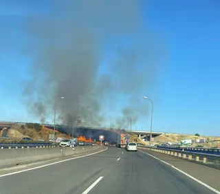 Camión incendiado en la rotonda de Tejares