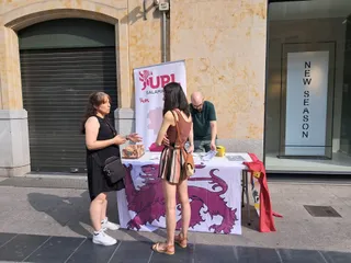 Mesa informativa de UPL en la Plaza del Liceo