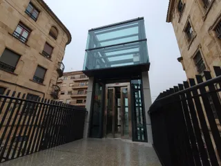 Nuevo ascensor instalado para subir las escaleras de 'La Riojana'