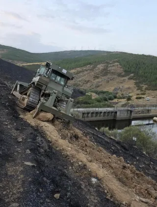 Maquinaria pesada del REI 11 desplegada para labores de refuerzo en los incendios | Fuerta Terrestre/vía X