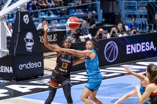 Prince trata de cortar un pase hacia Milapie | FOTO BALONCESTO ESP