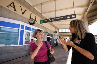 Tamara Cantero, intérprete de lengua de signos, y Tomasa Cabrera, presidenta de la Asociación de Sordos de Ávila | Foto: ICAL