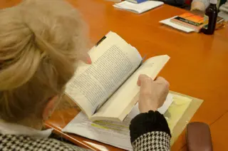 Personas leyendo. Archivo