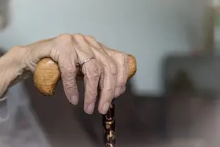 Una mano envejecida sujeta un bastón | Europa Press