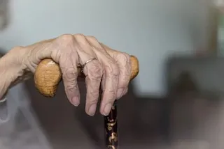 Una mano envejecida sujeta un bastón | Europa Press
