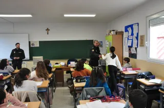 La policia nacional entrega el carné de ciberexpert@s a los alumnos del colegio María Auxiliadora Salesianas de Béjar. Foto Policía Nacional